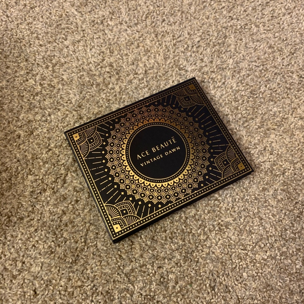 Ace Beaute Vintage Dawn Eyeshadow Pallet